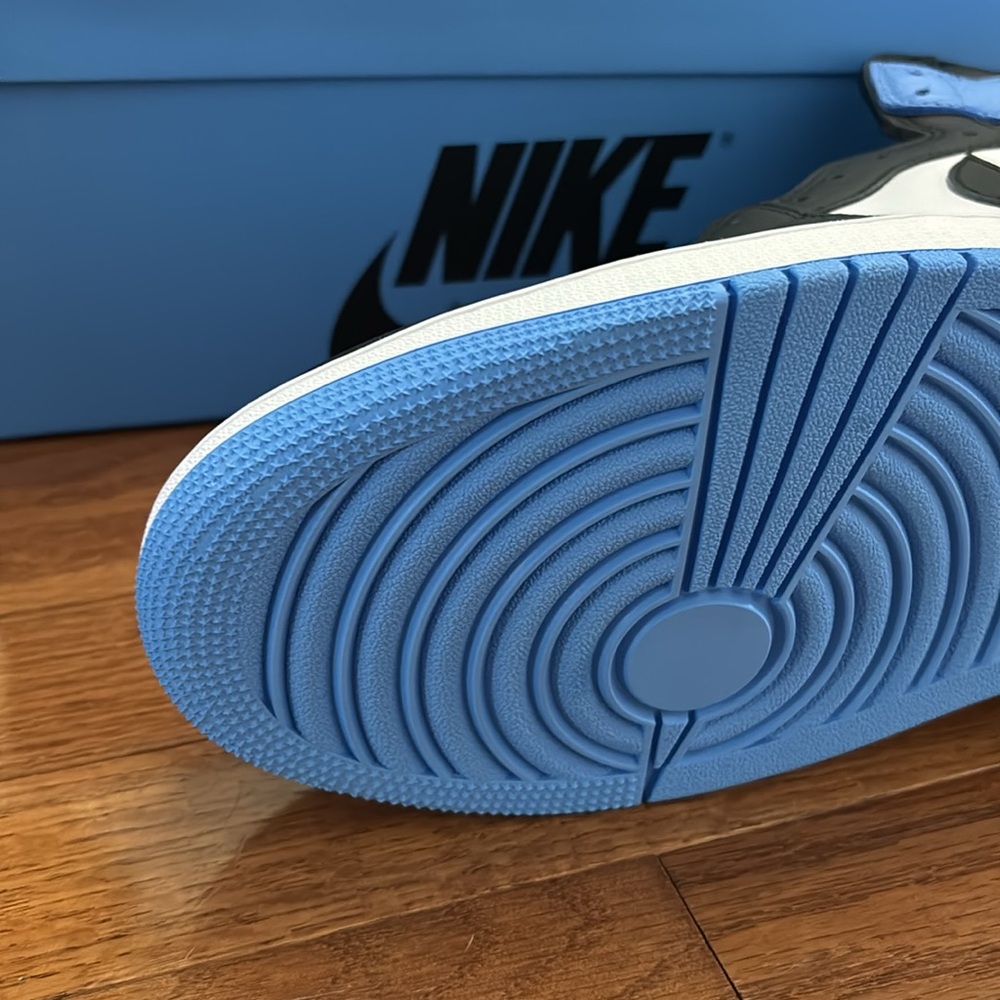 Jordan 1 UNC Sz 13 - Picture 2 of 4